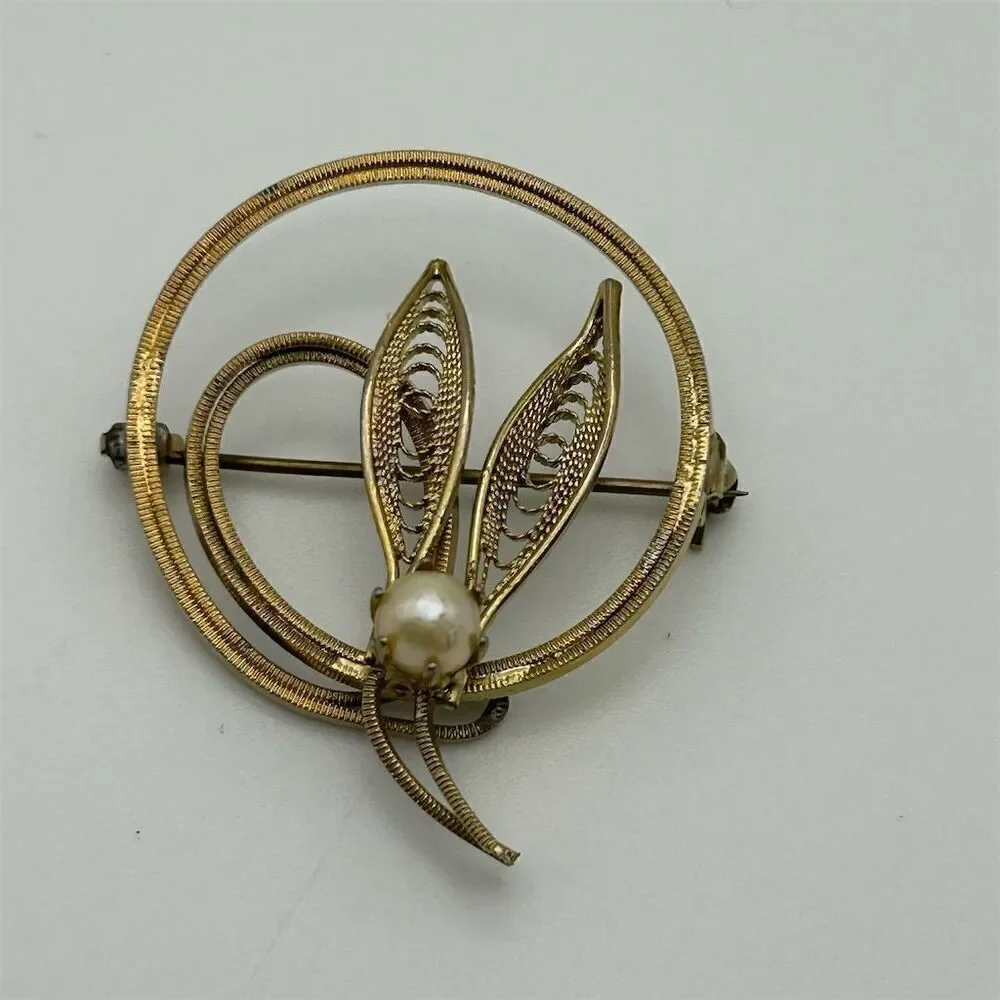 Vintage Gold Tone Filigree Leaves Small Brooch with Genuine Pearl Classic Dainty